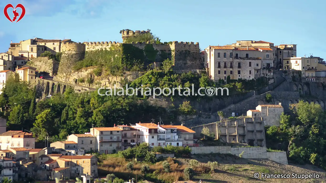 Scorcio del Castello Aragonese e del Centro Storico di Belvedere Marittimo Scorcio del Castello Aragonese e del Centro Storico di Belvedere Marittimo