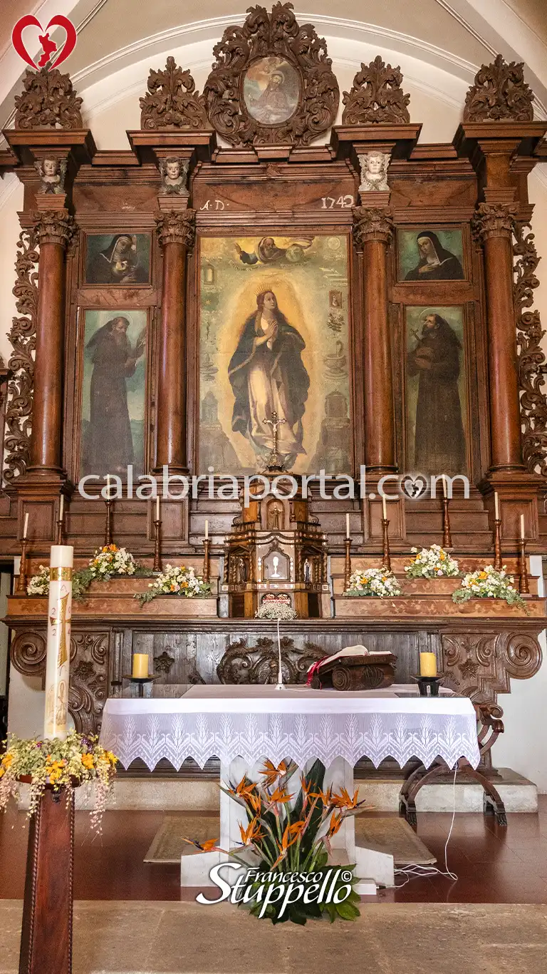 Altare Maggiore della Chiesa dei Cappuccini a Belvedere Marittimo Altare Maggiore della Chiesa dei Cappuccini a Belvedere Marittimo