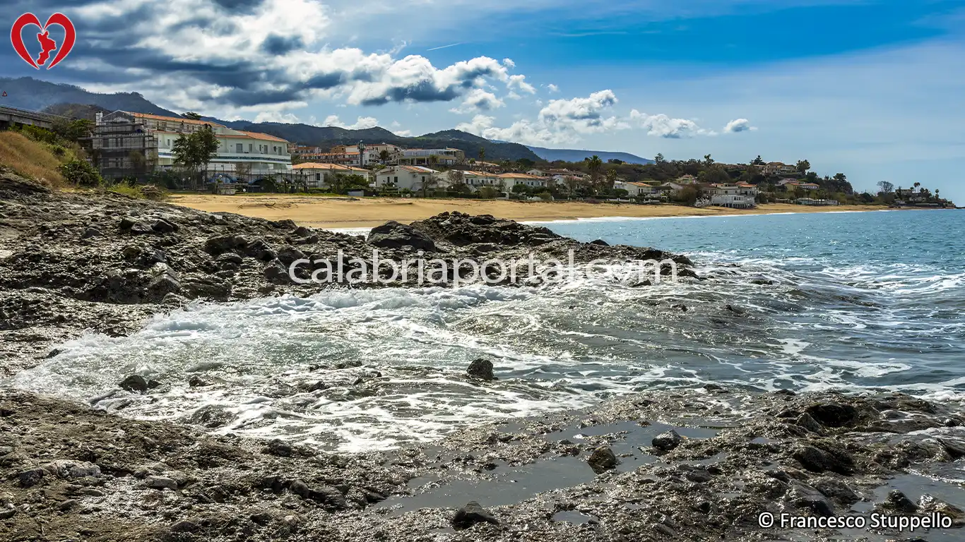 Spiaggia e Scogliera della Sabbia d'Oro a Belvedere Marittimo (CS)