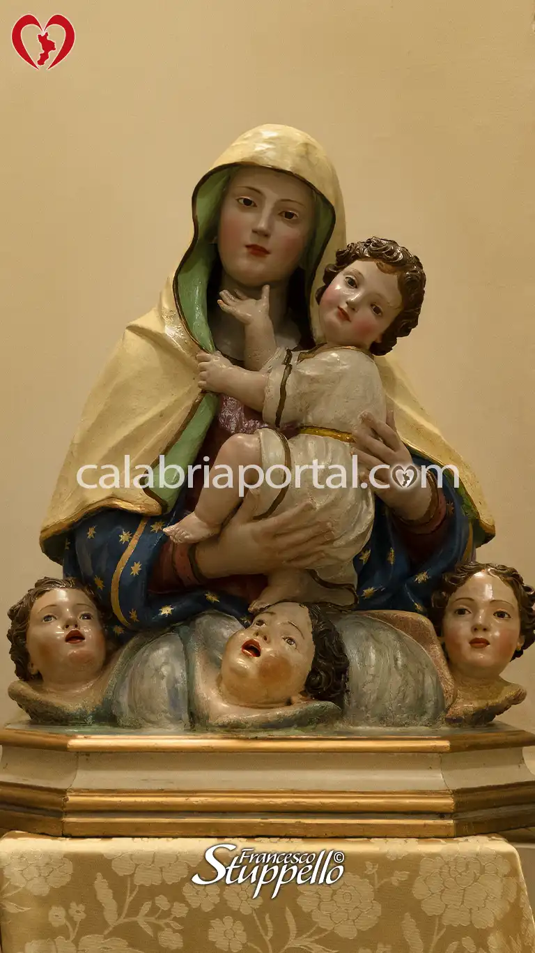 Statua della Madonna del Carmelo del Santuario di Bonifati Statua della Madonna del Carmelo del Santuario di Bonifati