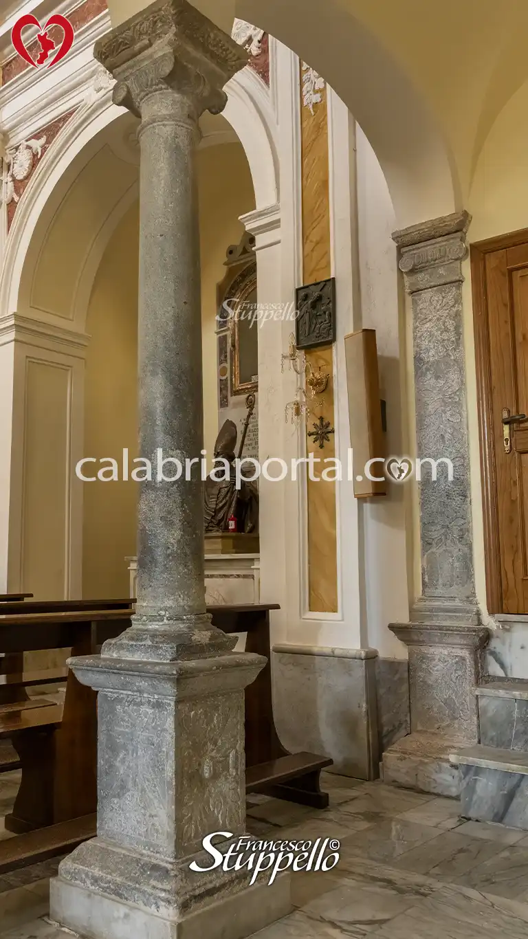 Colonna lapidea proveniente dall'antico Monastero di San Ciriaco
