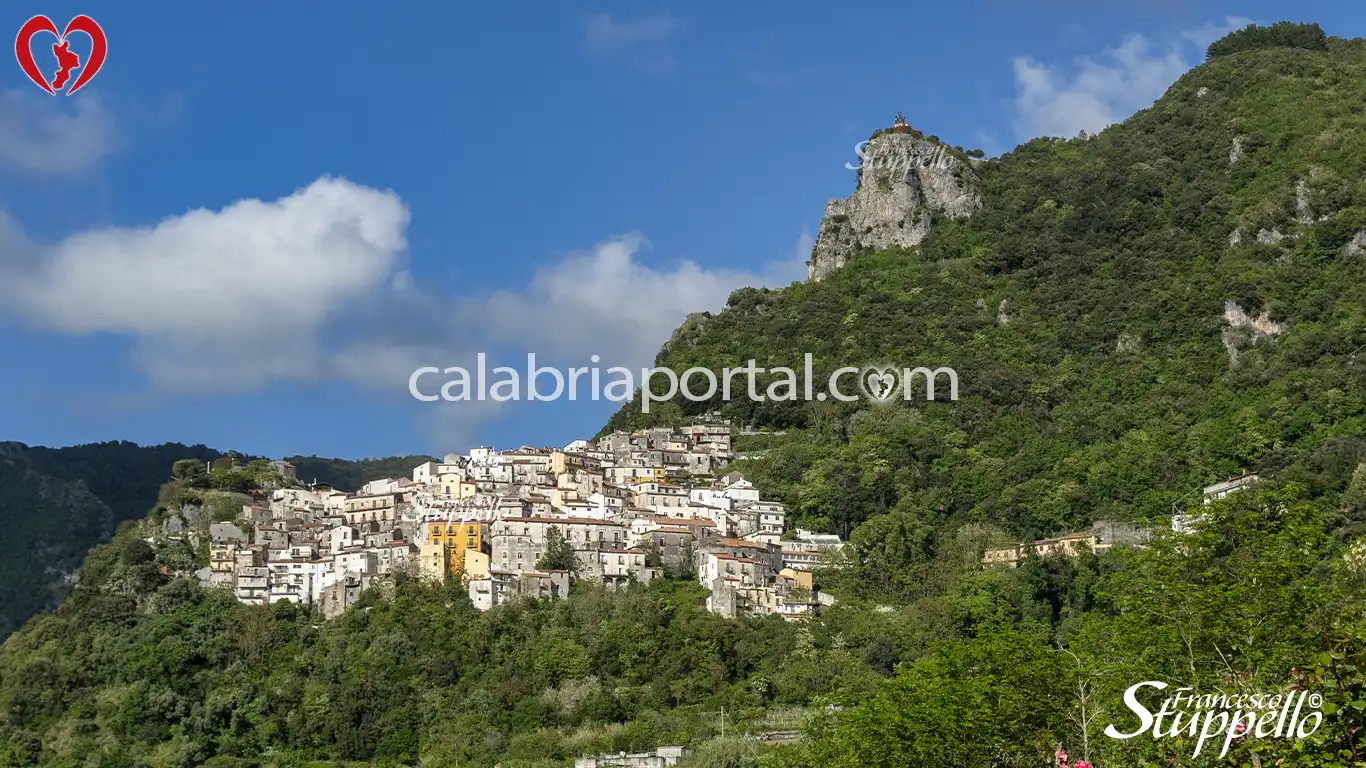 Veduta Panoramica del centro storico di Buonvicino sovrastato dalla Statua Monumentale di San Ciriaco Abate