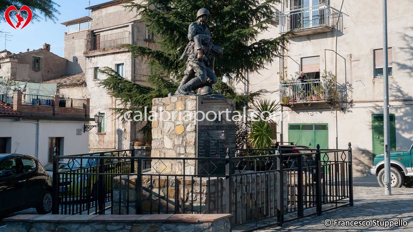 Monumento ai Caduti per la Patria di Caloveto (CS) Monumento ai Caduti per la Patria di Caloveto (CS)