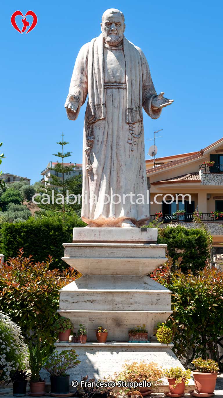 Monumento a San Pio a Camigliano (CS) Monumento a San Pio a Camigliano (CS)