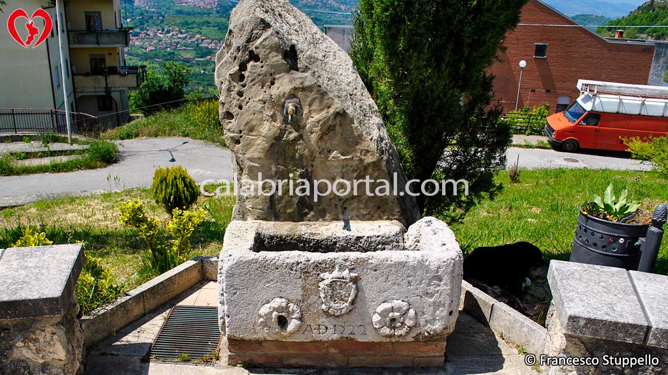 Fontana con Vasca del 1722 a Carolei (CS)