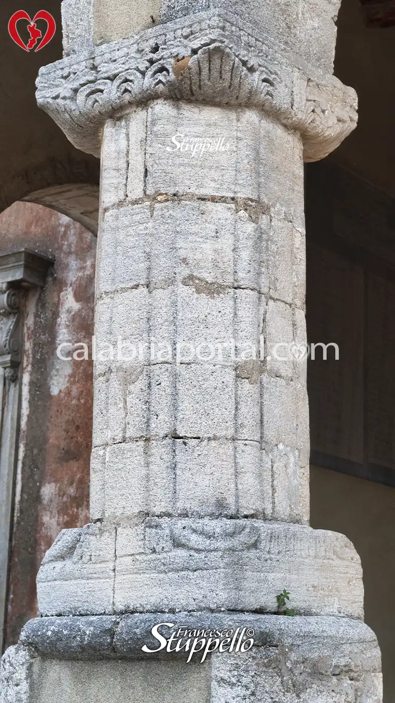 Pilastro Centrale della Facciata del Santuario di Maria SS. delle Grazie a Carpanzano