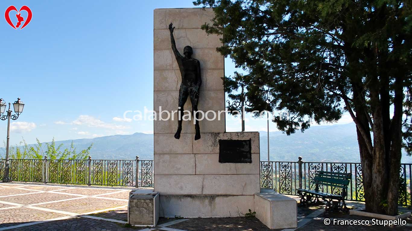 Monumento ai Caduti per la Patria di Castrolibero (CS) Monumento ai Caduti per la Patria di Castrolibero (CS)
