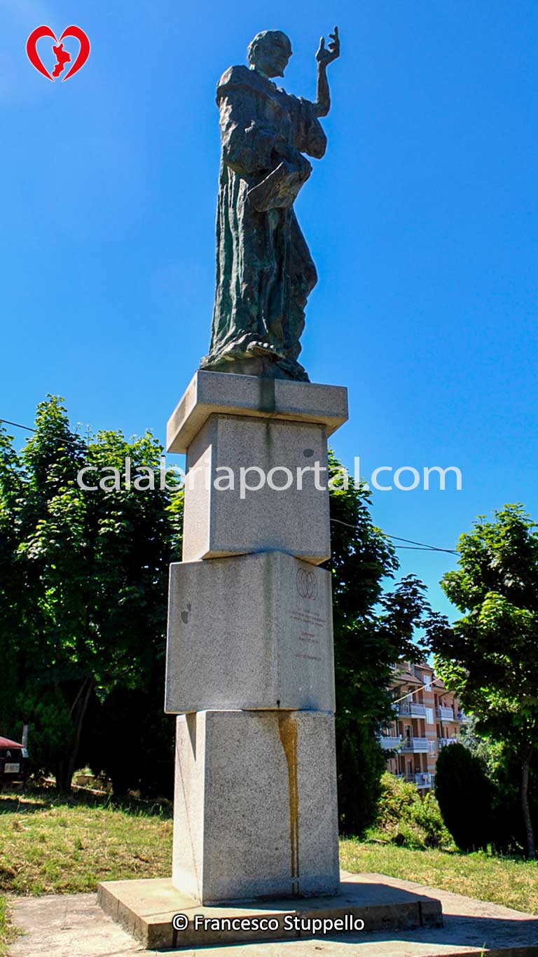 Monumento all'Abate Gioacchino a Celico