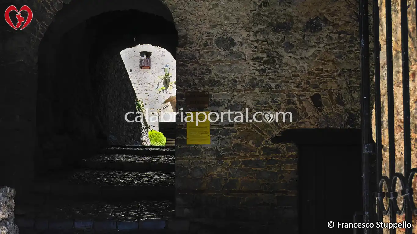 Santuario di Santa Maria delle Armi a Cerchiara di Calabria (CS) Santuario di Santa Maria delle Armi a Cerchiara di Calabria (CS)