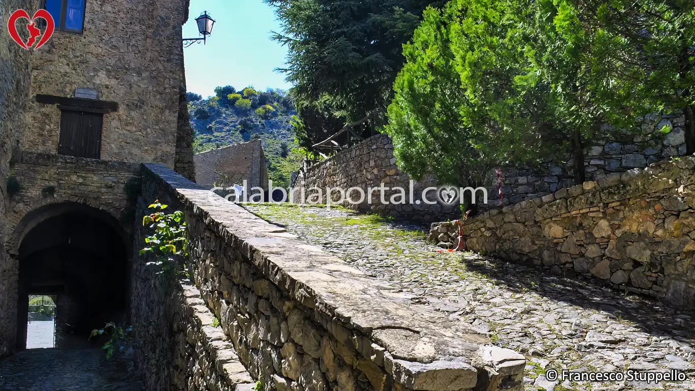 Santuario di Santa Maria delle Armi a Cerchiara di Calabria (CS) Santuario di Santa Maria delle Armi a Cerchiara di Calabria (CS)
