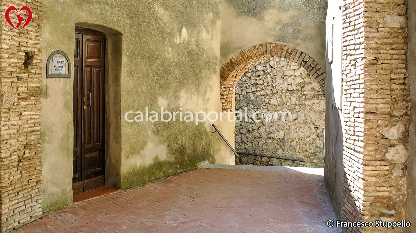 Santuario di Santa Maria delle Armi a Cerchiara di Calabria (CS) Santuario di Santa Maria delle Armi a Cerchiara di Calabria (CS)