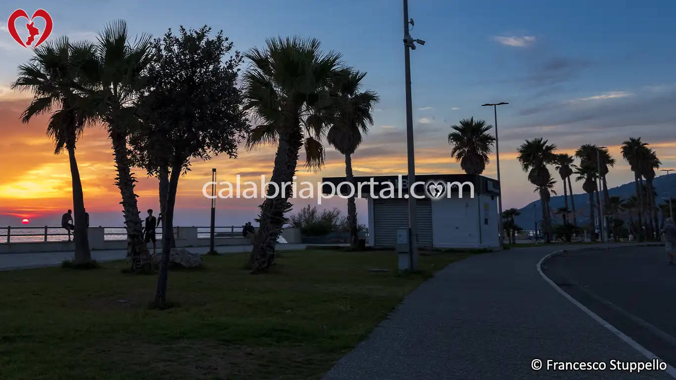 Scorcio del Lungomare di Cetraro Marina al Tramonto