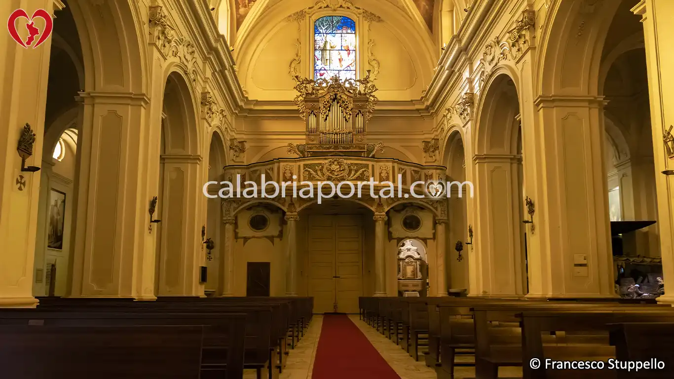 La Navata Centrale della Chiesa di San Benedetto a Cetraro
