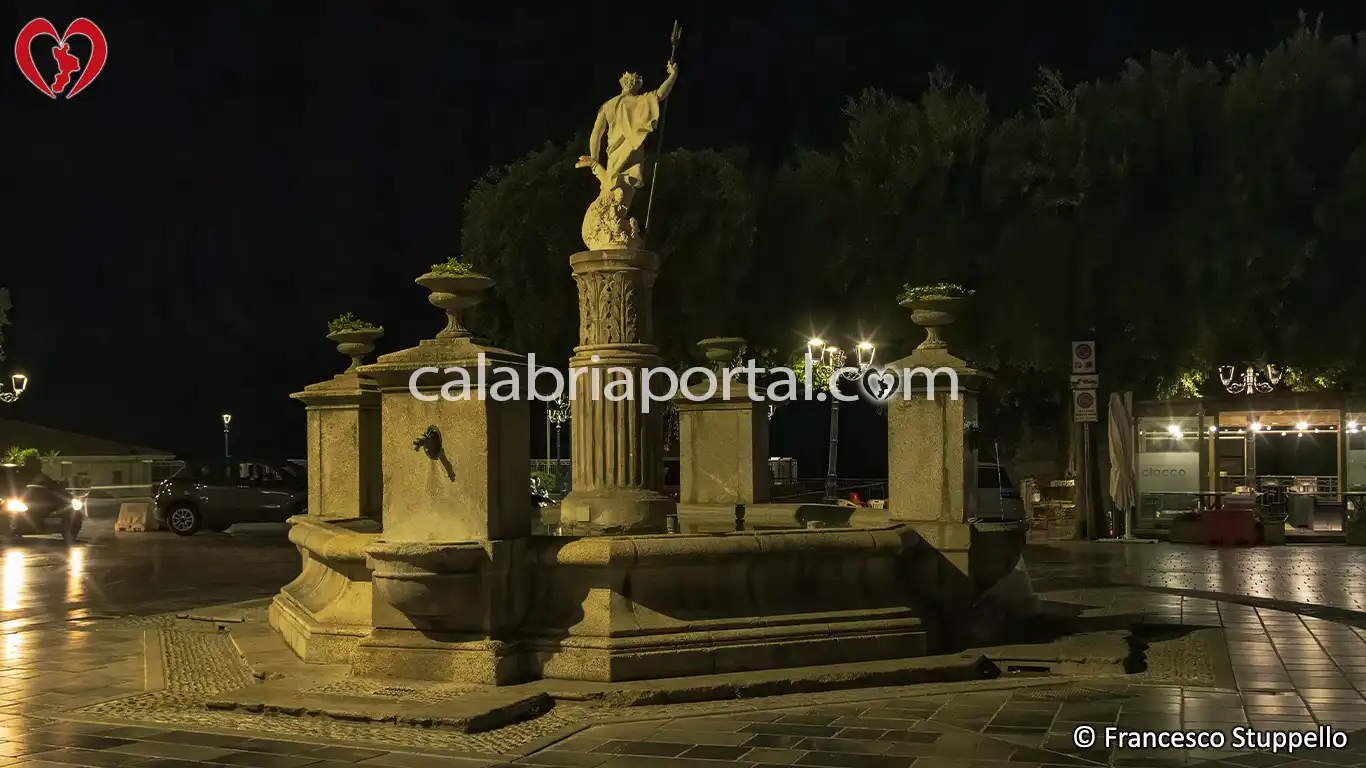 Scorcio Notturno della Fontana del Nettuno a Cetraro Scorcio Notturno della Fontana del Nettuno a Cetraro