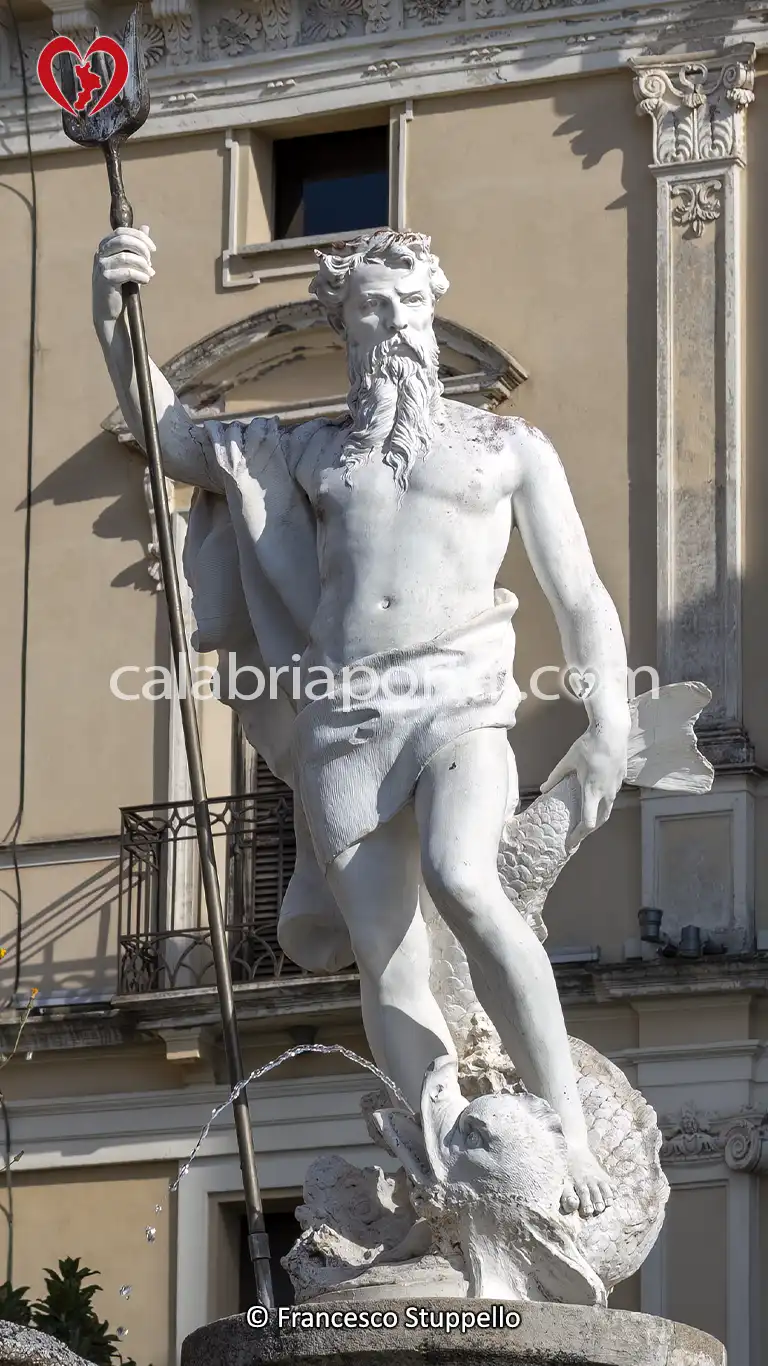 Particolare della Statua del Nettuno della Fontana Monumentale di Cetraro Particolare della Statua del Nettuno della Fontana Monumentale di Cetraro