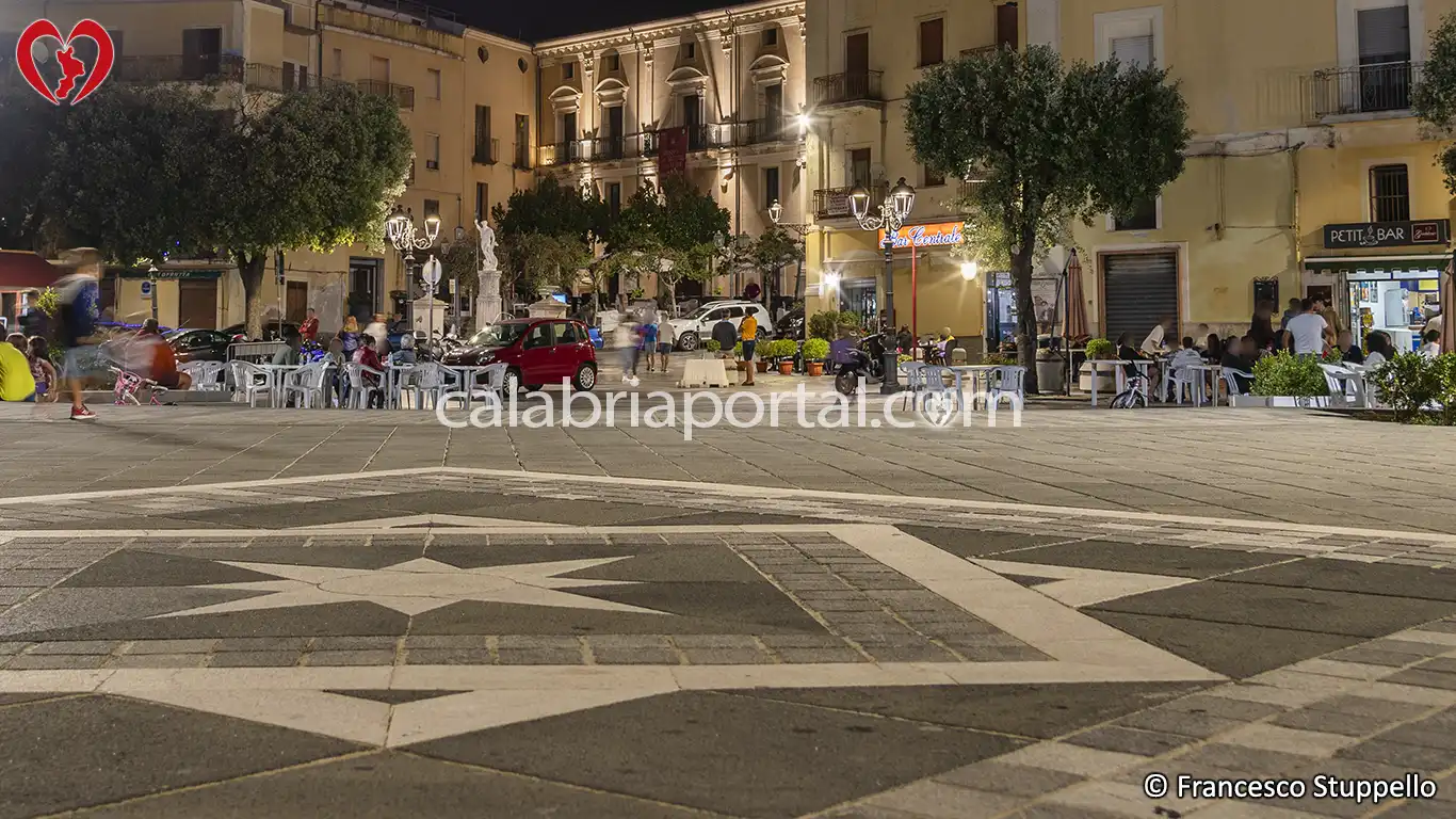 Scorcio di Piazza del Popolo a Cetraro Scorcio di Piazza del Popolo a Cetraro