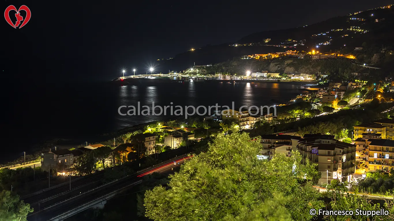 Scorcio notturno dell'area portuale di Cetraro Scorcio notturno dell'area portuale di Cetraro