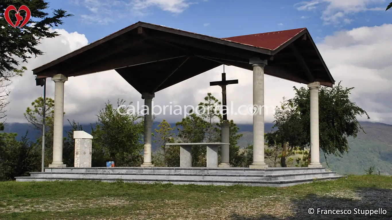 Altare Esterno del Santuario del Monte Serra a Cetraro Altare Esterno del Santuario del Monte Serra a Cetraro