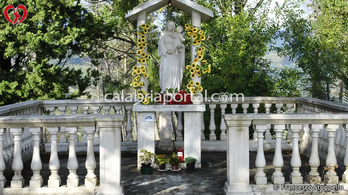 Statua della Vergine Maria presso il Santuario del Monte Serra a Cetraro Statua della Vergine Maria presso il Santuario del Monte Serra a Cetraro