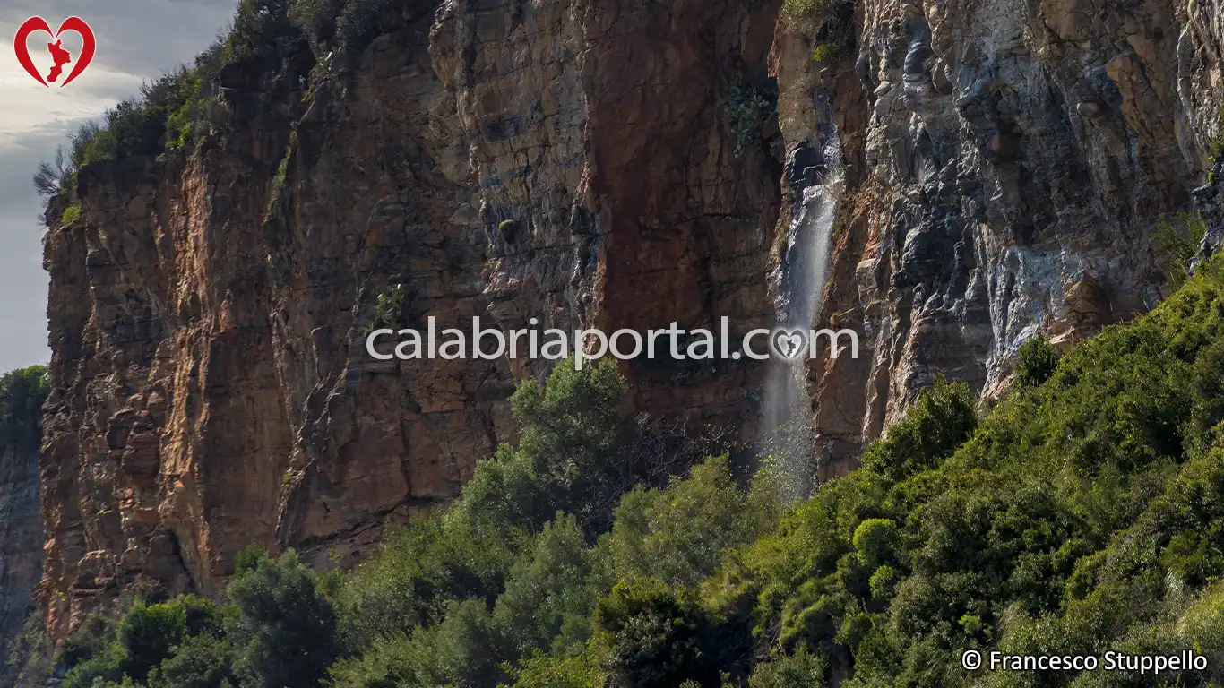 La Cascata dell'Acqua Perropata a Cetraro (CS) La Cascata dell'Acqua Perropata a Cetraro (CS)