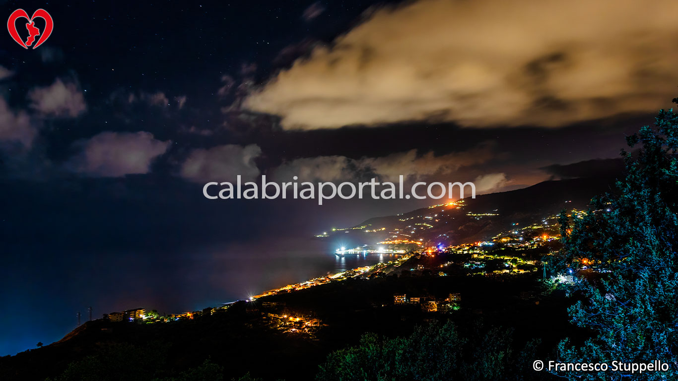 Scorcio panoramico notturno di Cetraro.