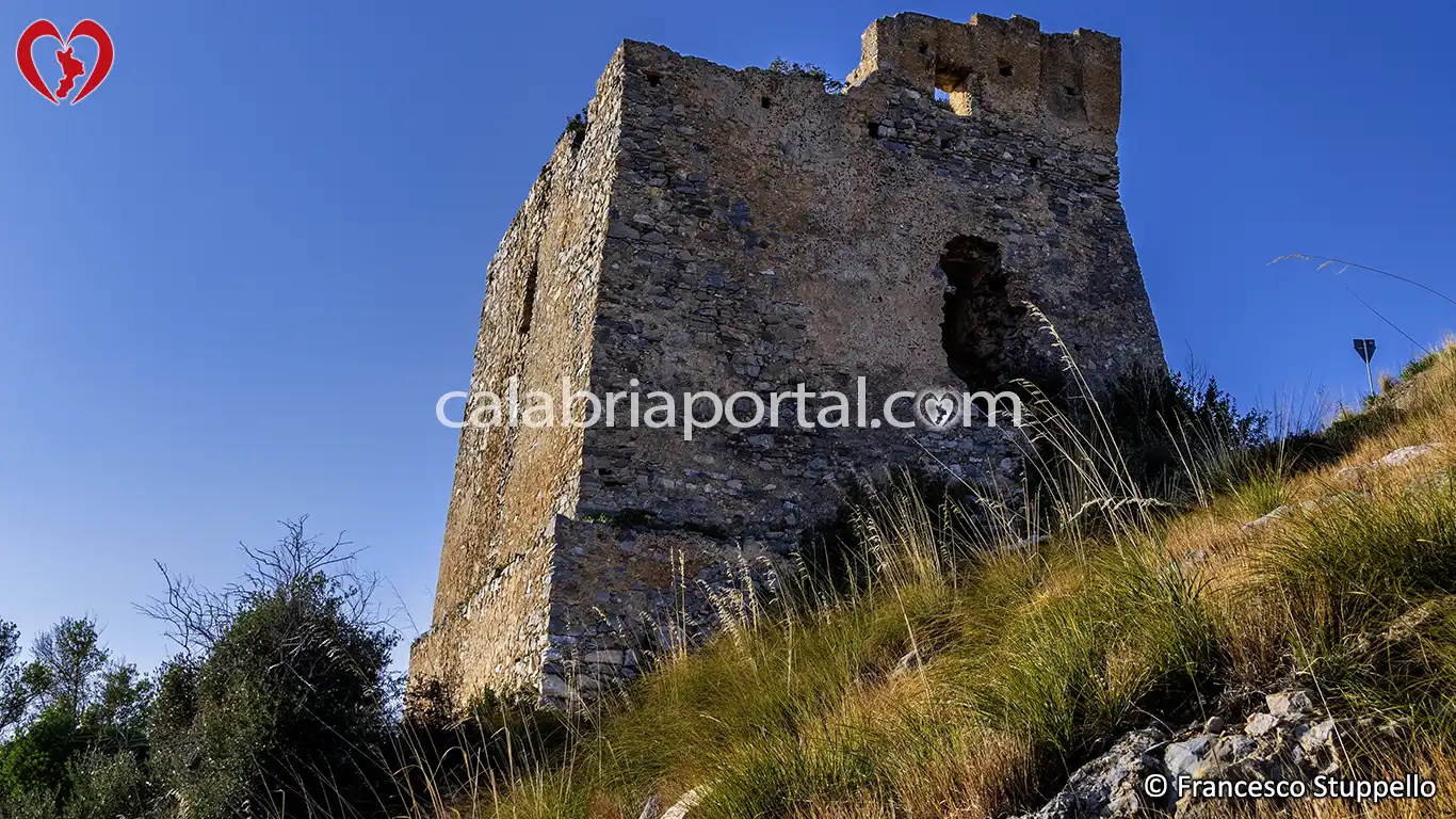 Lato Ovest e Sud della Torre di Rienzo, con Ingresso Elevato dal Piano di Calpestio
