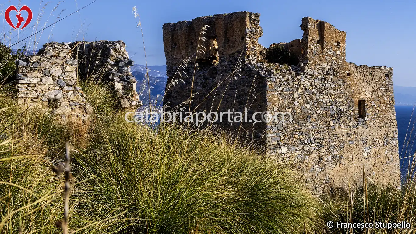 La Torre di Rienzo e i resti delle Stalle dei Cavalli