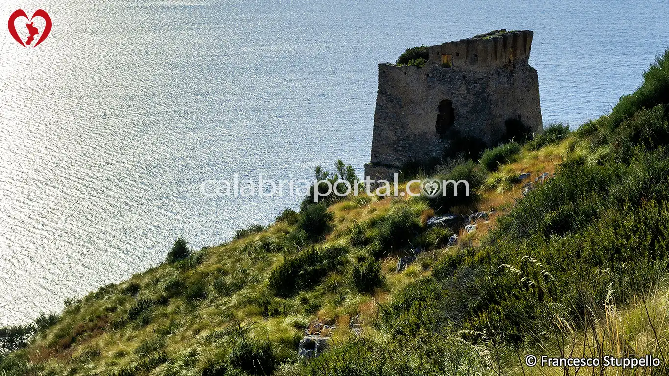 La Torre di Rienzo vista dalla Strada Statale 18