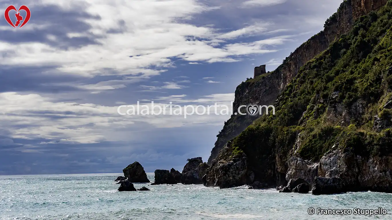 La Torre di Rienzo vista dalla Spiaggia di Lampezia