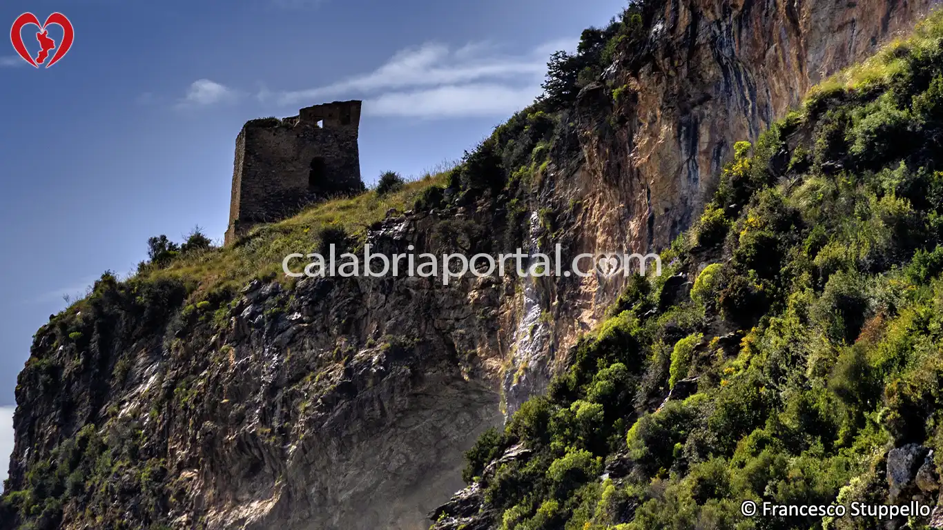 La Torre di Rienzo vista dalla Spiaggia di Lampetia