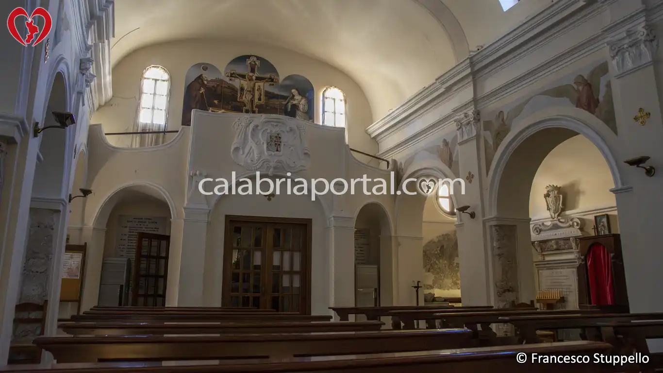 La Navata Centrale della Chiesa di Santa Maria dei Fiori a Cirella La Navata Centrale della Chiesa di Santa Maria dei Fiori a Cirella