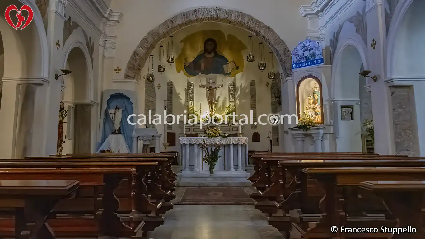 Navata Centrale della Chiesa di Santa Maria dei Fiori a Cirella Navata Centrale della Chiesa di Santa Maria dei Fiori a Cirella