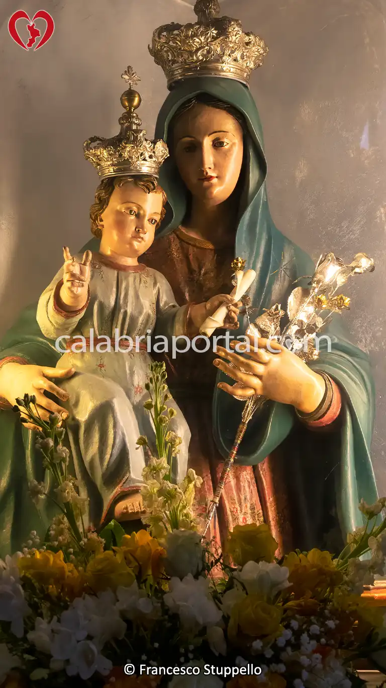 Statua Processionale di Santa Maria dei Fiori a Cirella Statua Processionale di Santa Maria dei Fiori a Cirella