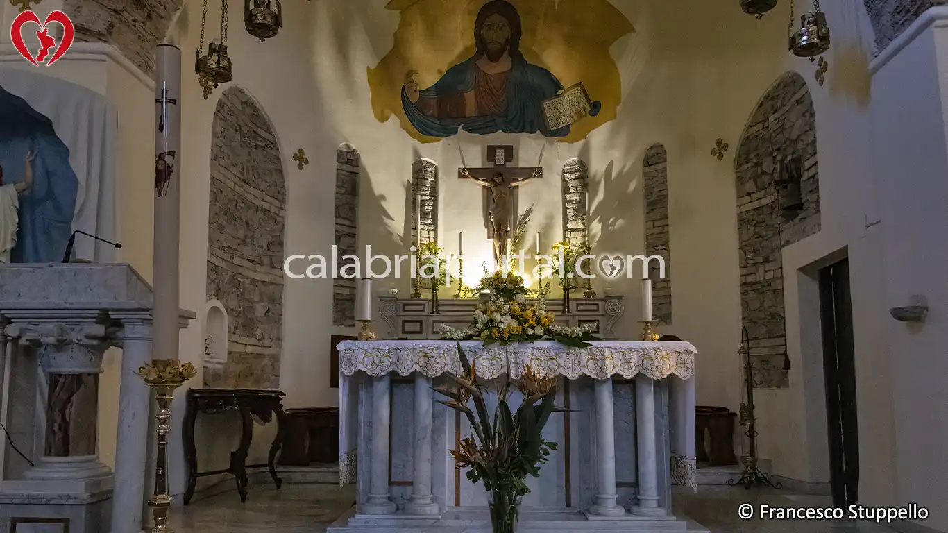 Altare Maggiore della Chiesa di Santa Maria dei Fiori a Cirella Altare Maggiore della Chiesa di Santa Maria dei Fiori a Cirella