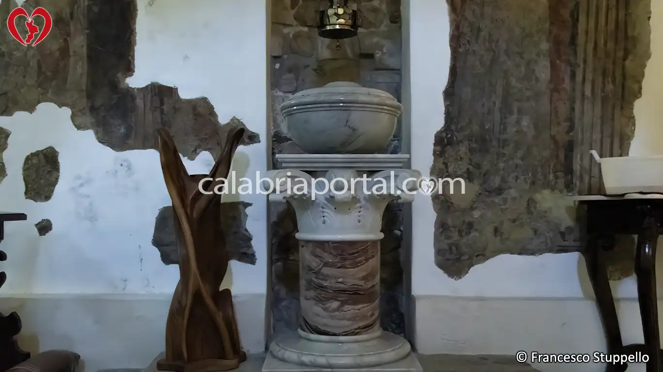 Fonte Battesimale della Chiesa di Santa Maria dei Fiori a Cirella Fonte Battesimale della Chiesa di Santa Maria dei Fiori a Cirella