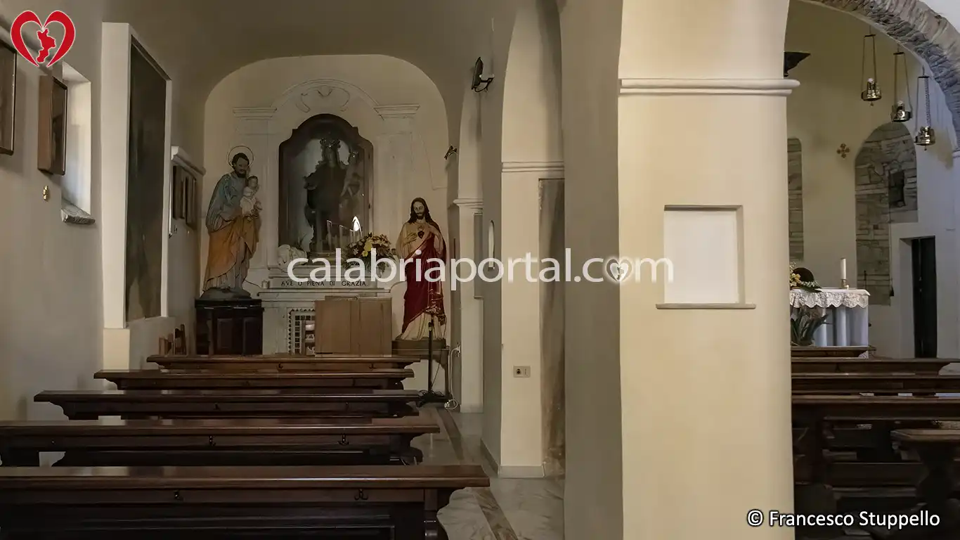 Navata Laterale Sinistra della Chiesa di Santa Maria dei Fiori a Cirella Navata Laterale Sinistra della Chiesa di Santa Maria dei Fiori a Cirella