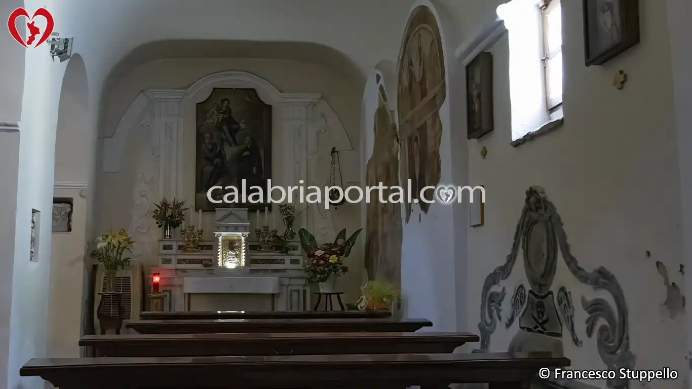 Navata Laterale Destra della Chiesa di Santa Maria dei Fiori a Cirella Navata Laterale Destra della Chiesa di Santa Maria dei Fiori a Cirella