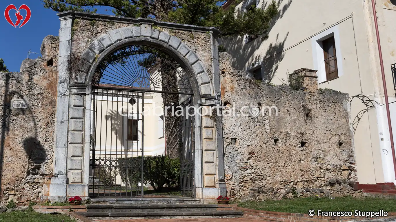 Portale d'Ingresso del Palazzo Ducale a Cirella Portale d'Ingresso del Palazzo Ducale a Cirella