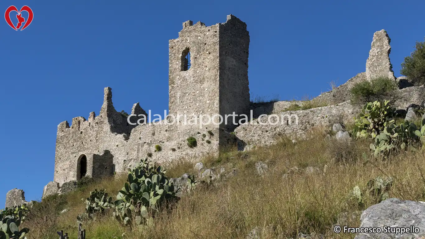 Il Castello dei Ruderi di Cirella (CS) Il Castello dei Ruderi di Cirella (CS)