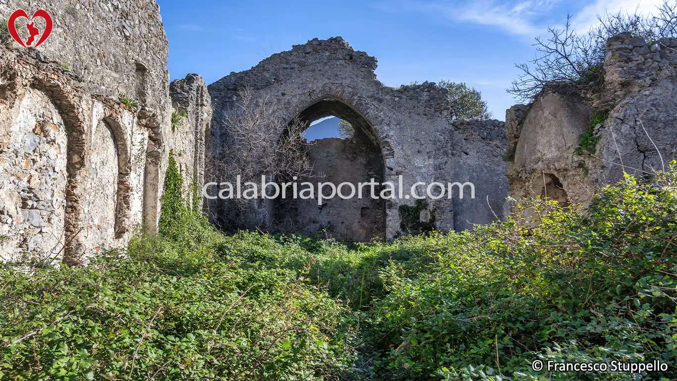La Chiesa di San Nicola Magno ai Ruderi di Cirella (CS) La Chiesa di San Nicola Magno ai Ruderi di Cirella (CS)