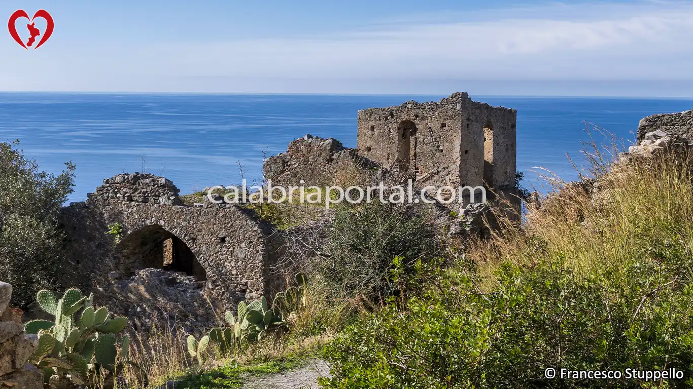 La Chiesa di San Nicola Magno ai Ruderi di Cirella (CS) La Chiesa di San Nicola Magno ai Ruderi di Cirella (CS)