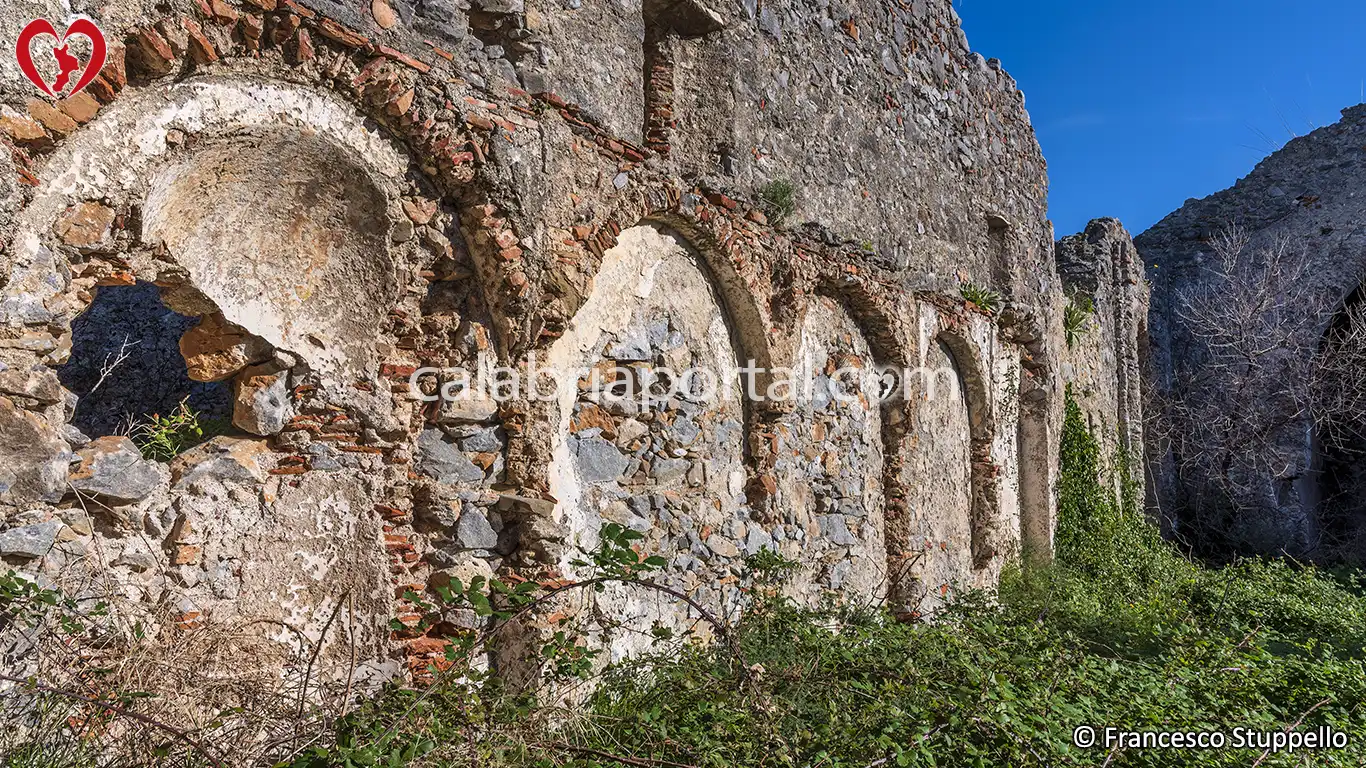 La Chiesa di San Nicola Magno ai Ruderi di Cirella (CS) La Chiesa di San Nicola Magno ai Ruderi di Cirella (CS)