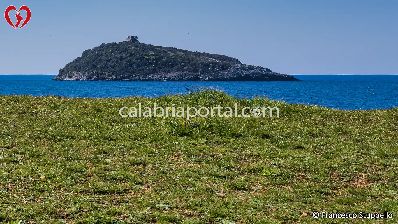 Isola di Cirella vista dalla Scogliera di Cirella (CS) Isola di Cirella vista dalla Scogliera di Cirella (CS)
