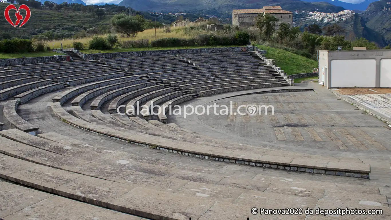 Teatro dei Ruderi a Cirella Teatro dei Ruderi a Cirella