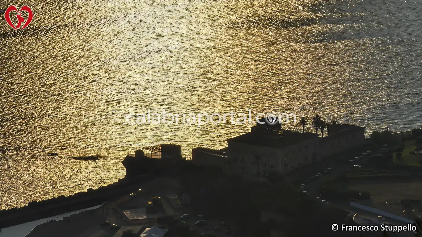 Tramonto sul Palazzo del Capo a Cittadella del Capo (CS) Tramonto sul Palazzo del Capo a Cittadella del Capo (CS)