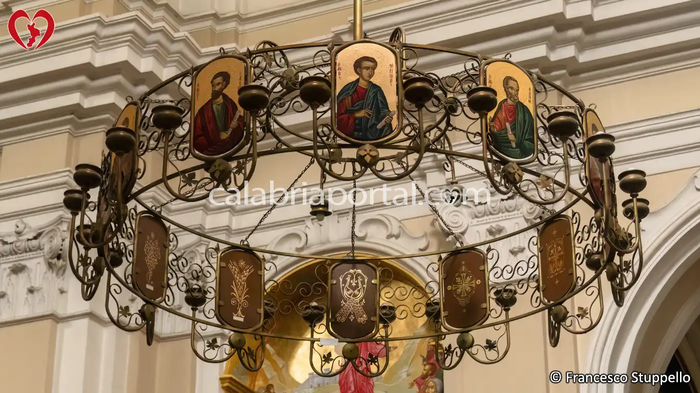 Lampadario della Chiesa di Santa Maria Assunta a Civita Lampadario della Chiesa di Santa Maria Assunta a Civita