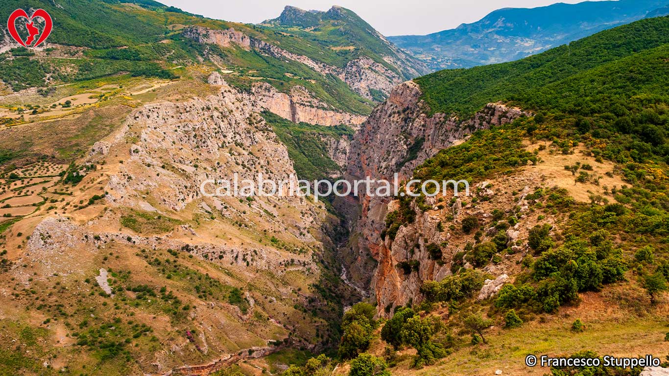 Gole del Raganello viste dalla Timpa del Demanio Gole del Raganello viste dalla Timpa del Demanio
