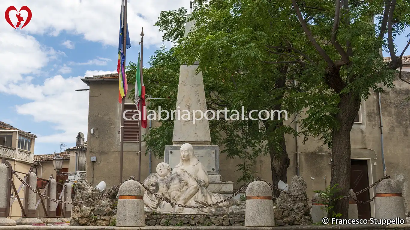 Civita (CS): Monumento ai Caduti per la Patria Civita (CS): Monumento ai Caduti per la Patria