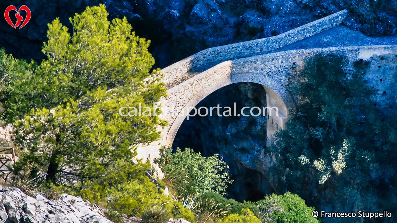 Ponte del Diavolo a Civita (CS) Ponte del Diavolo a Civita (CS)