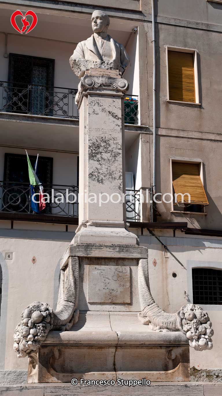 Monumento a Guido Compagna a Corigliano Calabro (CS) Monumento a Guido Compagna a Corigliano Calabro (CS)